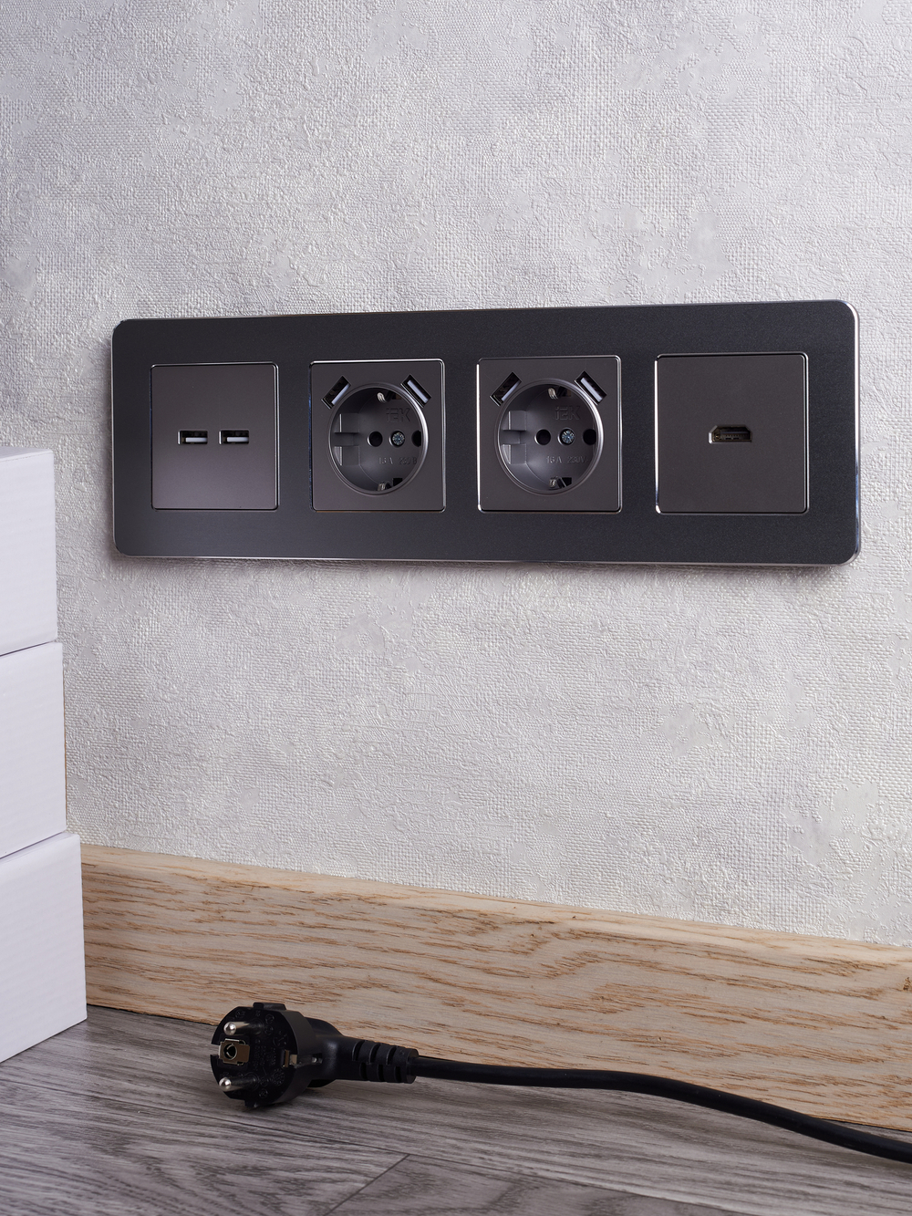 BRITE Розетка 1-местная с заземлением с защитными шторками 16А с USB A+A 5В 3,1А РЮш10-2-БрС сталь IEK