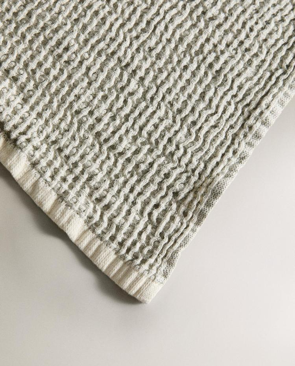 ZARA HOME БАННОЕ ПОЛОТЕНЦЕ С ВАФЕЛЬНЫМ УЗОРОМ, ЗЕЛЕНЫЙ