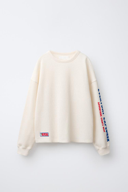ZARA ФУТБОЛКА ИЗ РИФЛЕНОГО ТРИКОТАЖА С НАШИВКОЙ, ЭКРЮ