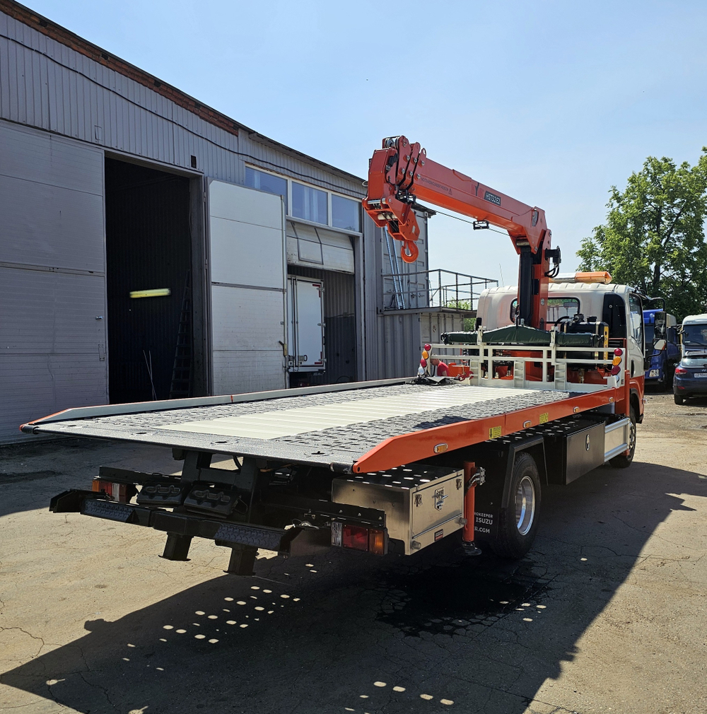 Эвакуаторная платформа 4.5 т с КМУ 3.2 т на шасси Isuzu Elf KV600