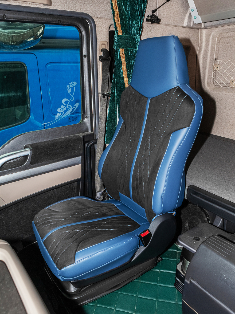 Чехлы Люкс MAN TGX до 2021 года (экокожа, синий, черная вставка)
