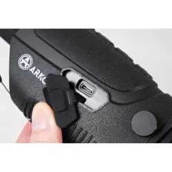 Тепловизионный монокуляр ARKON Nevis SN25 / Аркон Невис СН 25 - крупный план разъема Type-C под заглушкой