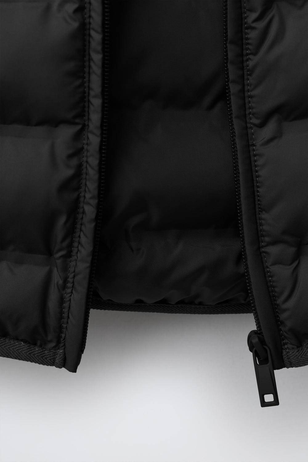 ZARA ЛЕГКИЙ ЖИЛЕТ С КАПЮШОНОМ WATER REPELLENT, ЧЕРНЫЙ