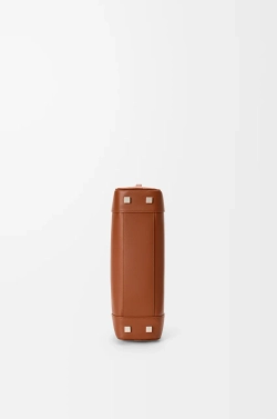 Loewe Укороченная сумка Amazona 31 из блестящей телячьей кожи, светло-коричневый