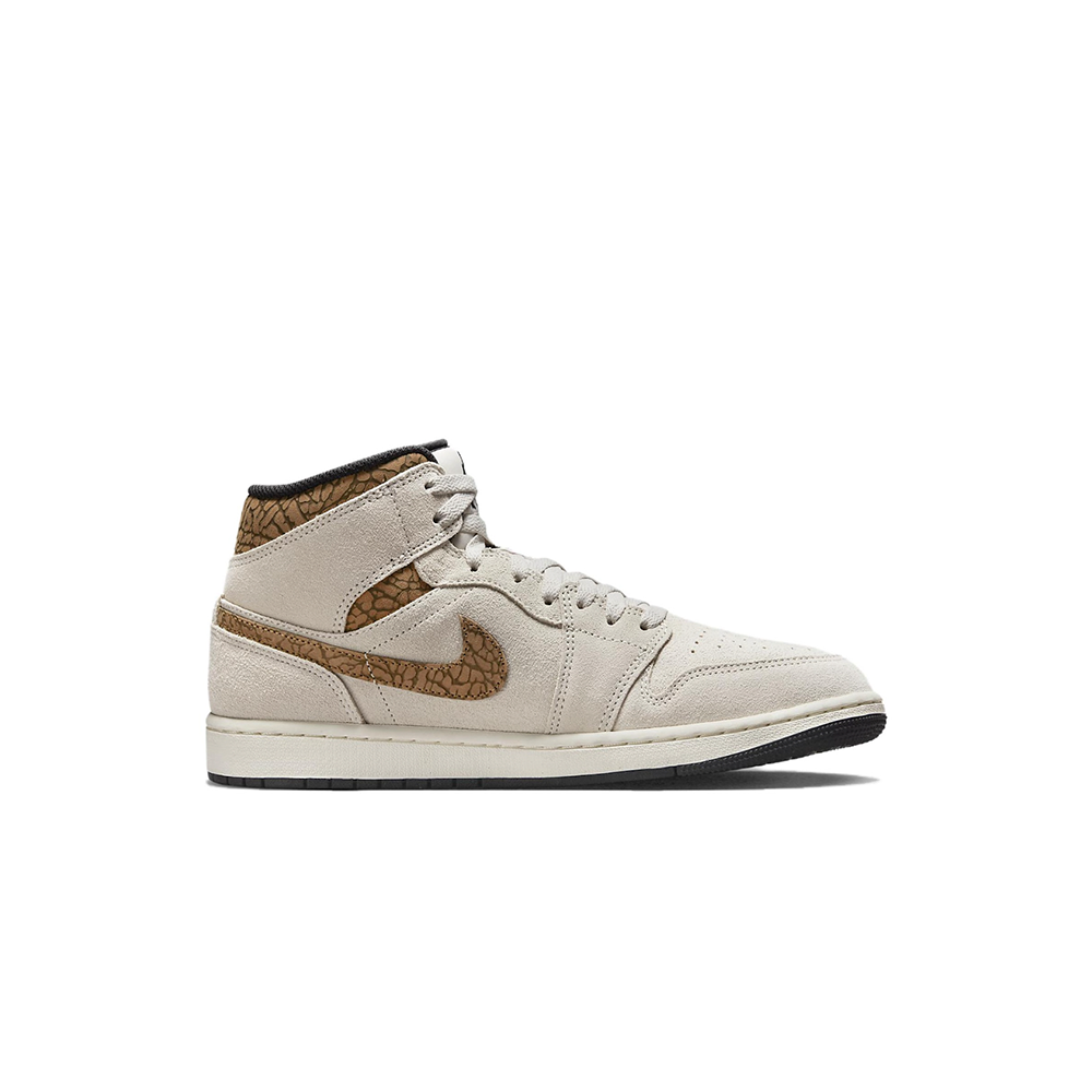 alt="Air Jordan 1 Mid SE Brown Elephant DZ4129-102 бежевые кроссовки с фактурным Swoosh вид сбоку на белом фоне"