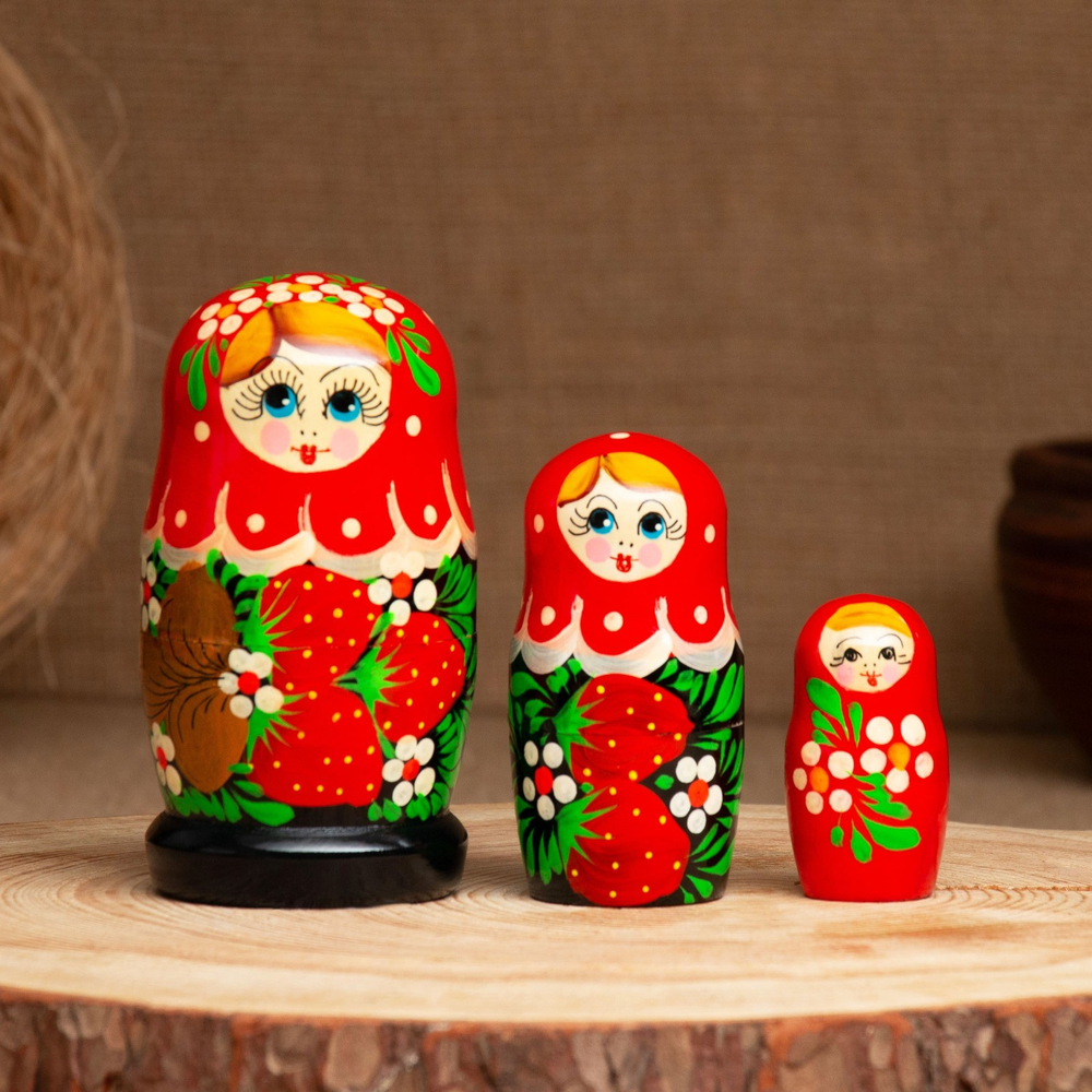 Матрёшка Земляничка дерево, красный платок, 3 кукольная, 10-12 см.