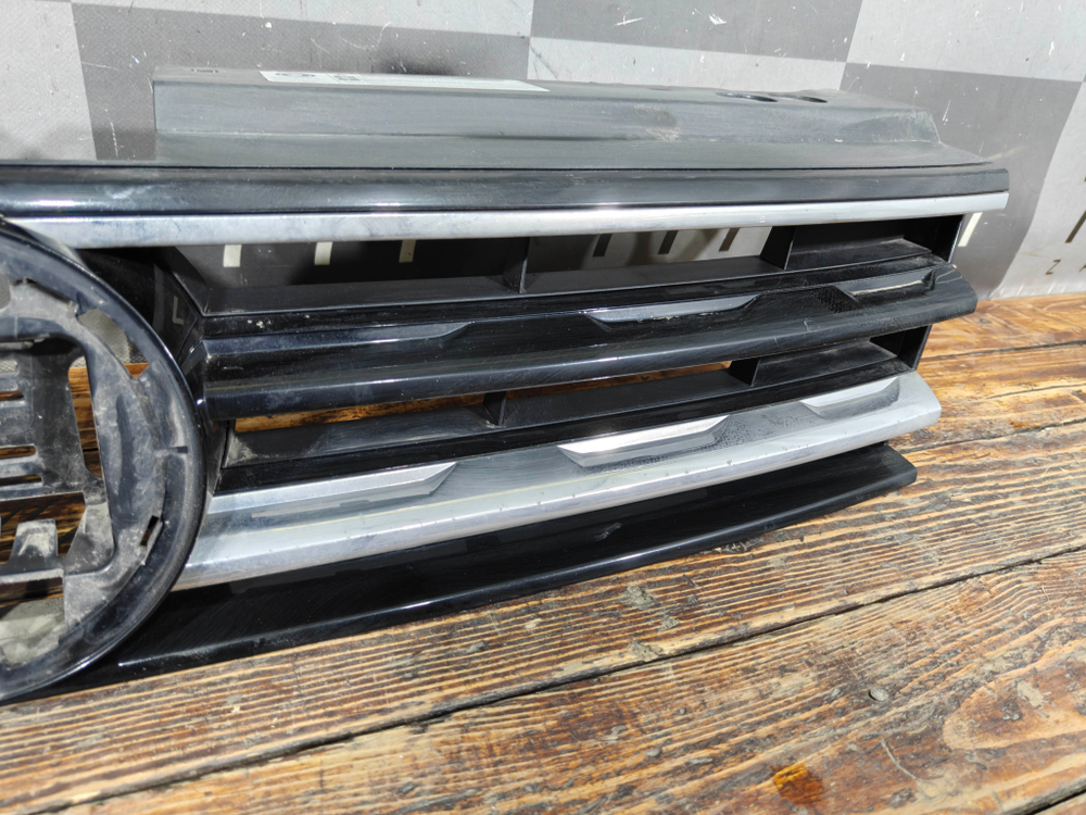Решетка радиатора Volkswagen Tiguan 2 16-20 Б/У Оригинал 5NA853651BZLL