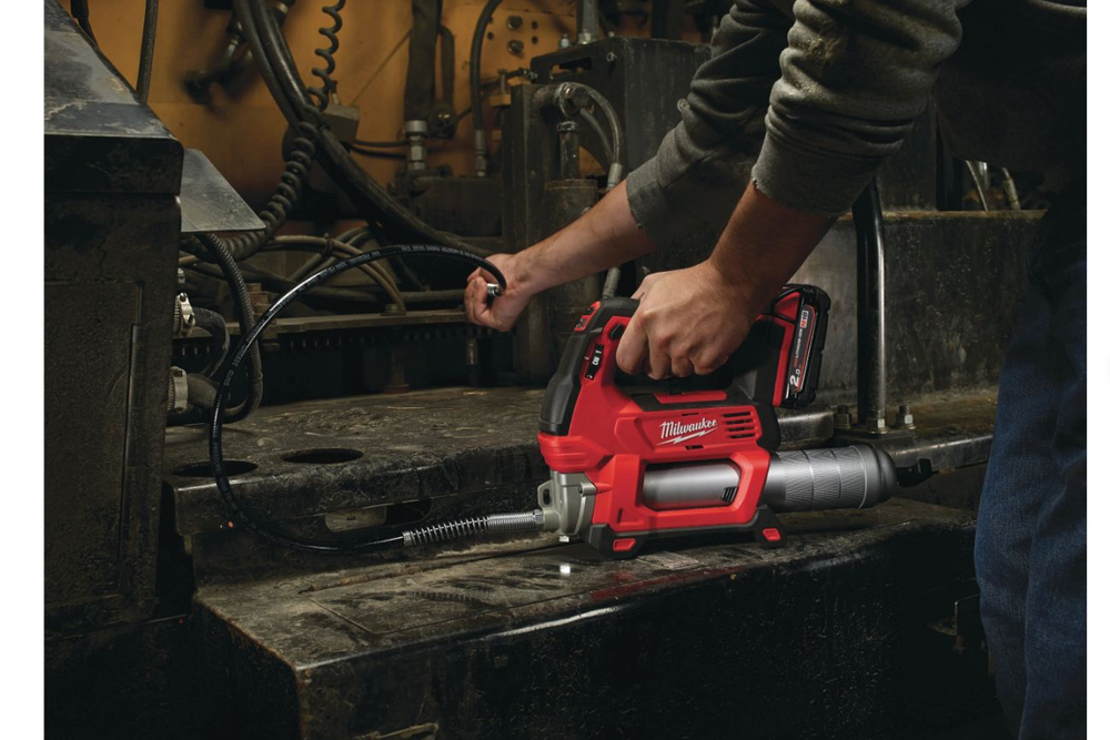 Шприц для смазки Li-Ion2Ач Milwaukee M18 GG-201C 4933440490