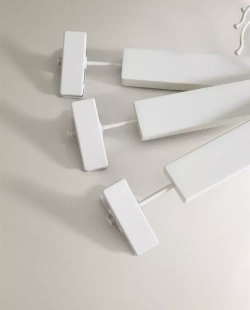 ZARA HOME ЛАКИРОВАННАЯ ДЕРЕВЯННАЯ ВЕШАЛКА С ЗАЖИМОМ (НАБОР ИЗ 3 ШТ.), БЕЛЫЙ