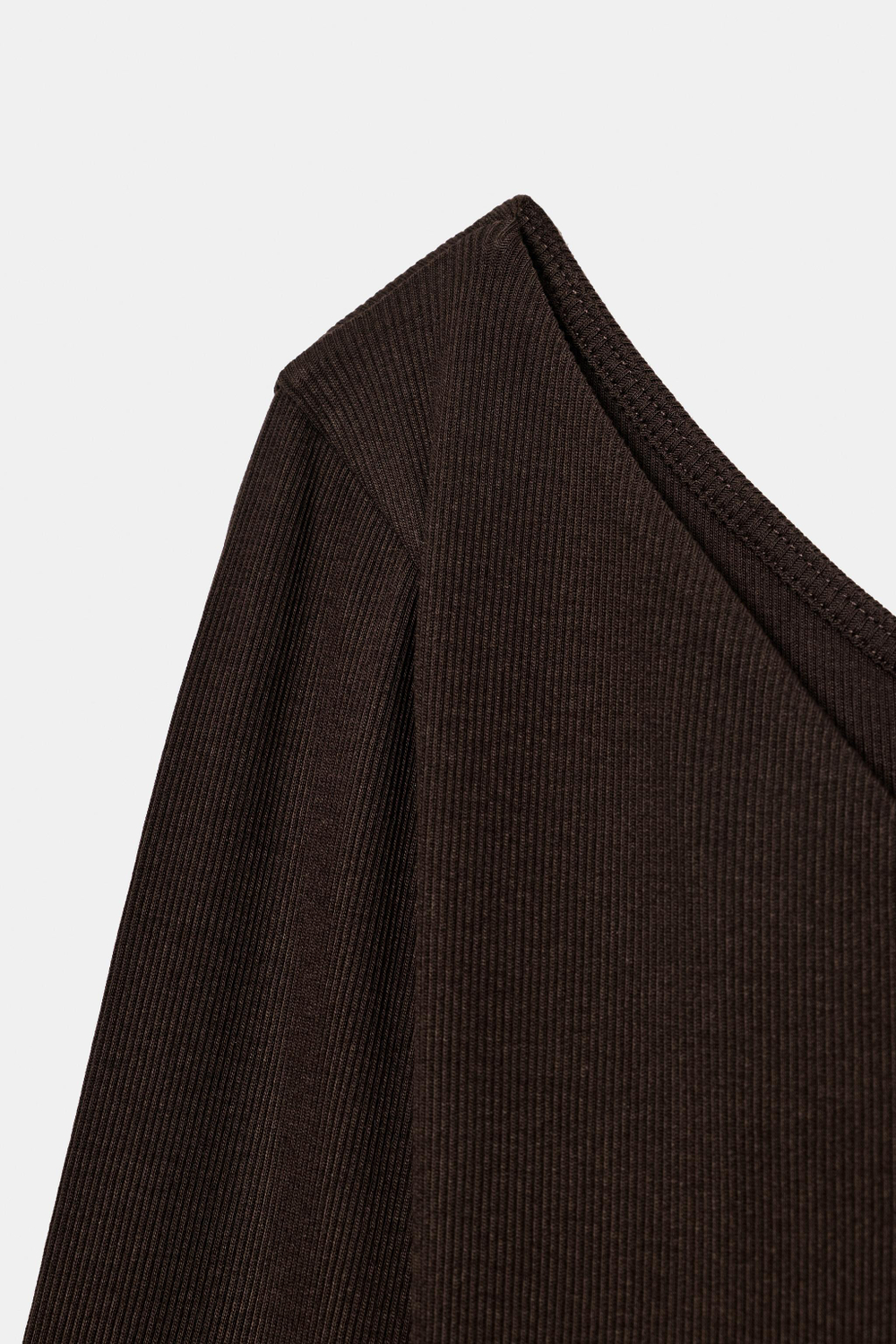 ФУТБОЛКА В РУБЧИК С V-ОБРАЗНЫМ ВЫРЕЗОМ — ZARA