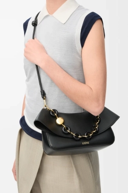 Loewe Средняя сумка Ola из гладкой телячьей кожи, черный