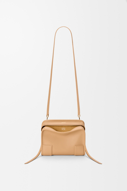 Loewe Маленькая сумка Amazona 180 из мягкой телячьей кожи, бежевый