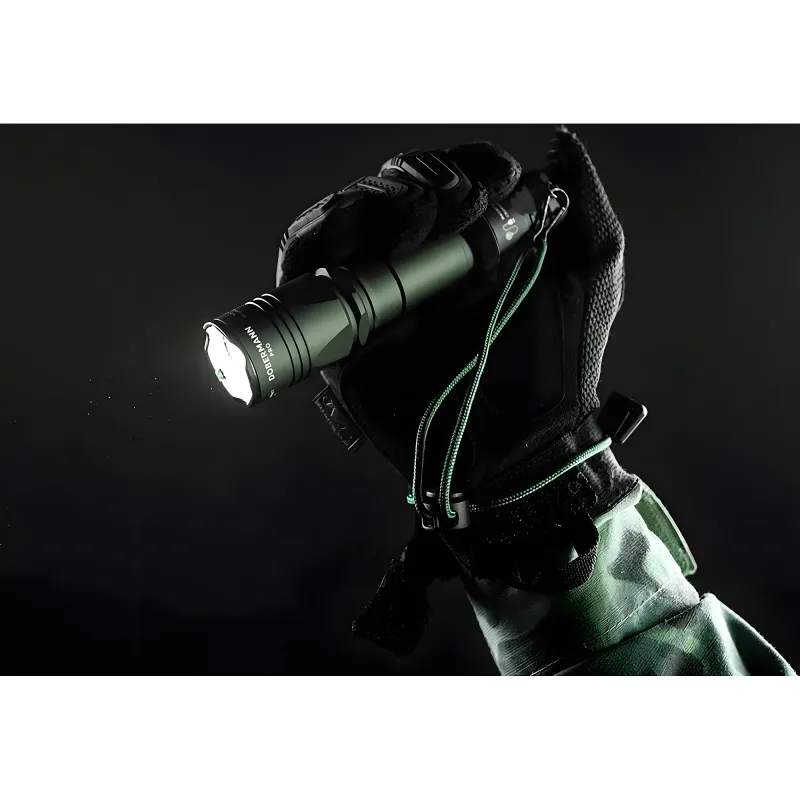 Тактический фонарь Armytek Dobermann Pro Magnet USB Olive XHP35 HI - включенный фонарь в руке в перчатке
