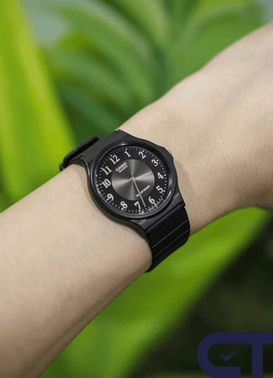 CASIO MQ-24-1B3 — классические аналоговые часы с чёрным циферблатом
