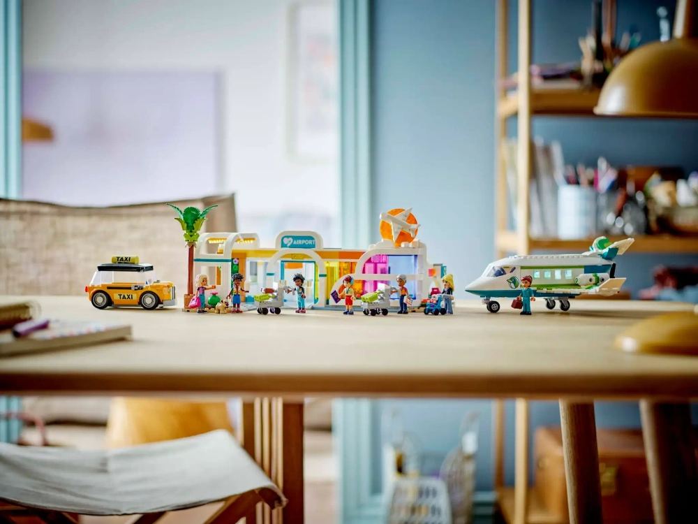 Конструктор LEGO Friends 42656 Аэропорт Хартлейк-Сити и самолет