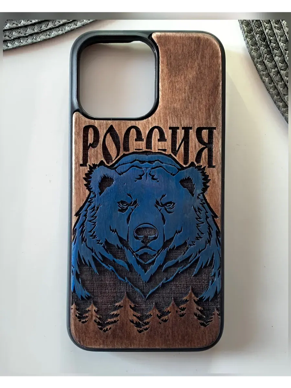Чехол для iPhone 16 pro max Россия Медведь из дерева