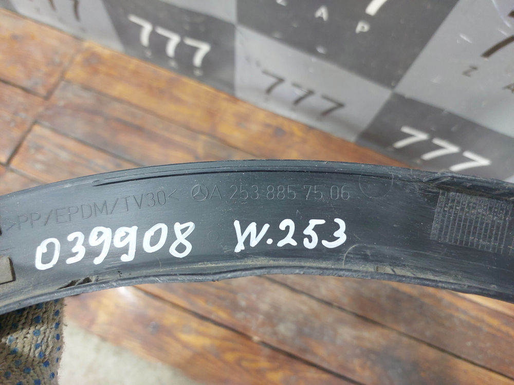 Накладка крыла переднего левого Mercedes GLC (X253) 19-нв Б/У Оригинал A2538857506