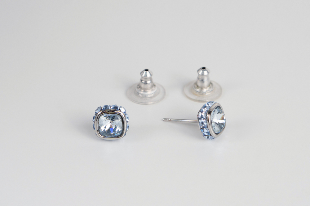 Две пары серег-пусетов Swarovski с розовыми и голубыми кристаллами