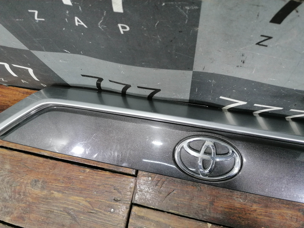 Накладка крышки багажника Toyota RAV4 V (XA50) 18-нв Б/У Оригинал 7680142240