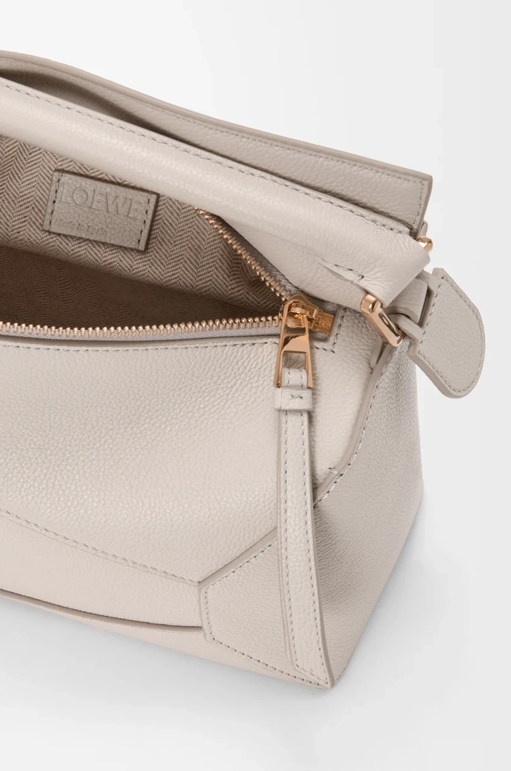 Loewe Маленькая сумка Puzzle Edge из мягкой зернистой телячьей кожи, экрю