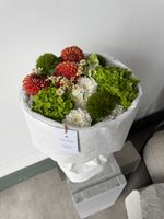 Сборный букет с георгинами, гортензиями, диантусами и ромашкой