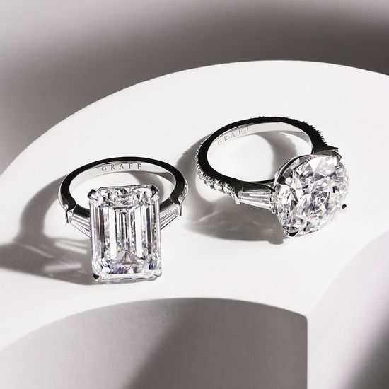 Кольцо Graff Icon Emerald Cut Diamond Engagement Ring