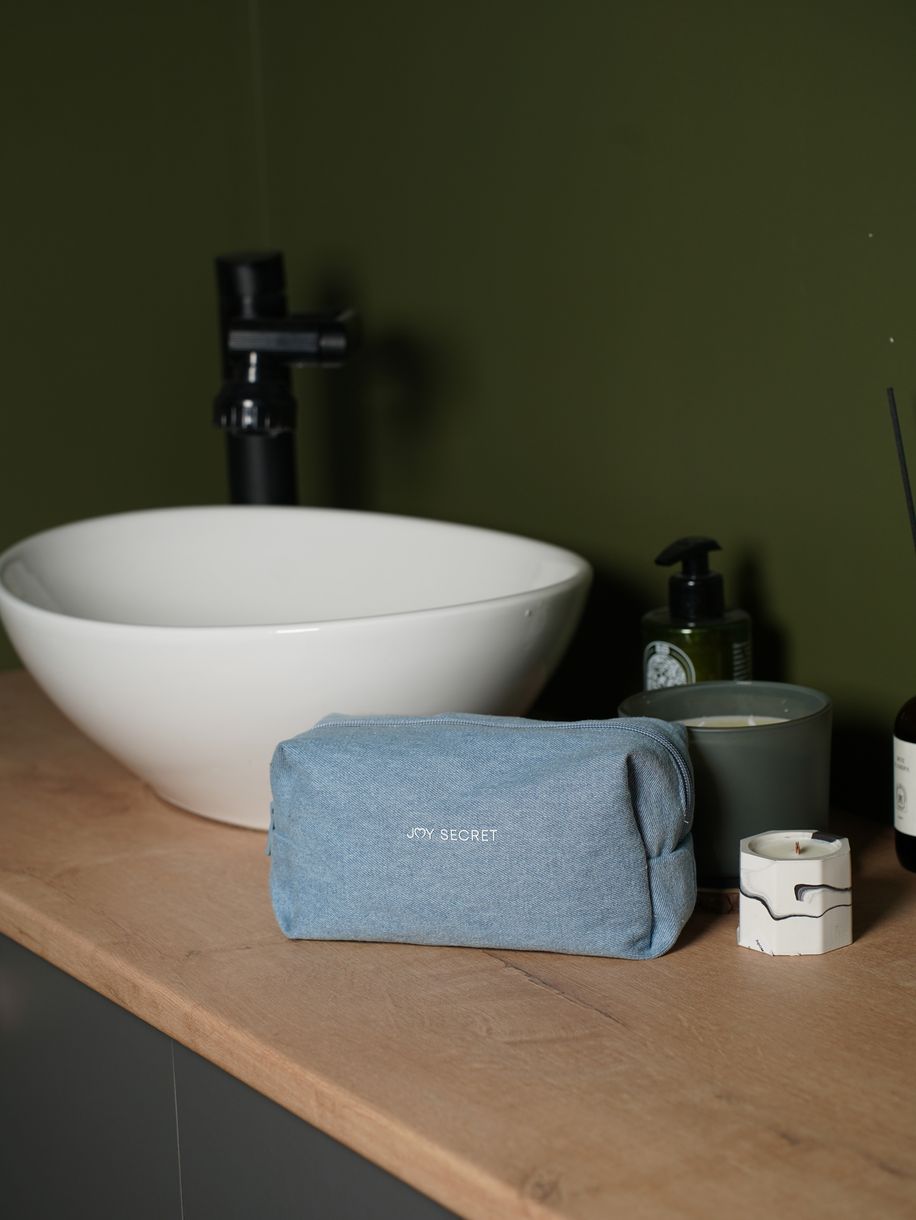 Makeup bag