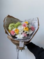 Букет сборный из кустовых пионовидных роз, ромашки, вибурнума и диантусов
