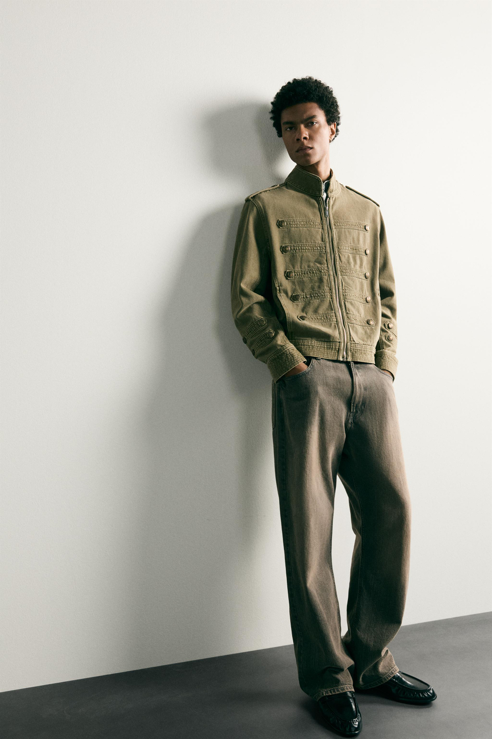 УКОРОЧЕННАЯ ДЖИНСОВАЯ КУРТКА С ПУГОВИЦАМИ — ZARA