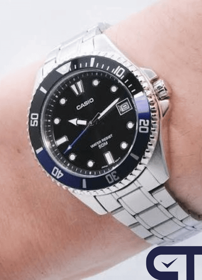 CASIO MDV-10D-1A2 — спортивные часы с чёрно-синим безелем