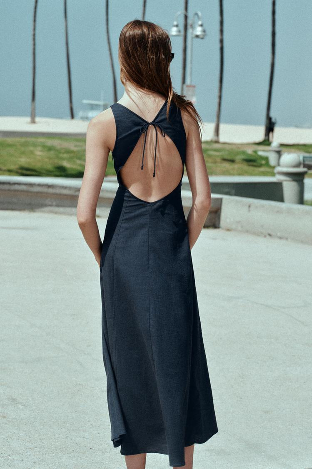 ПЛАТЬЕ С ОТКРЫТОЙ СПИНОЙ ИЗ ЛЬНА, СРЕДНЕЙ ДЛИНЫ - ZARA