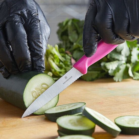 Кухонный нож Victorinox для резки и чистки розовый, волнистое лезвие 10 см