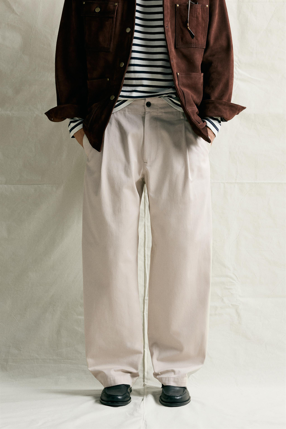 БРЮКИ ЧИНОС RELAXED FIT СО СКЛАДКАМИ — ZARA · 4015/640
