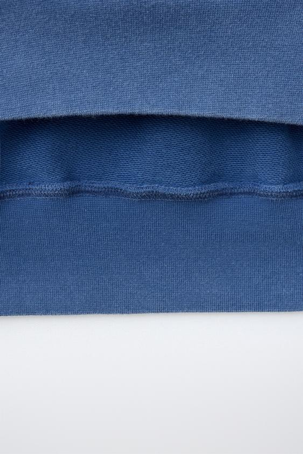 ZARA ОДНОТОННАЯ ТОЛСТОВКА С ЛОГОТИПОМ, СИНИЙ/БЕЛЫЙ