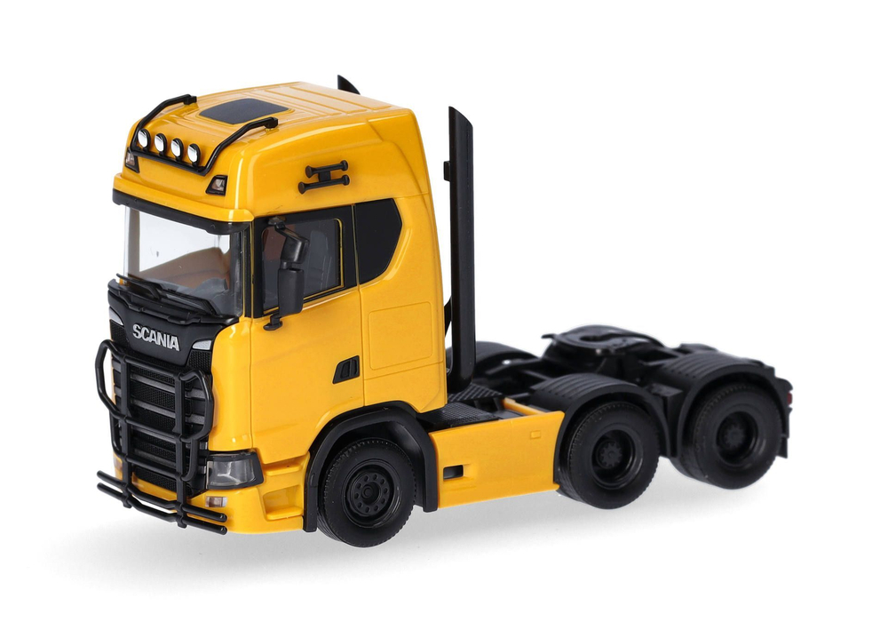 Трехосный тягач Scania CS20 HD с кронштейном фонаря, защитой от ударов и высокими трубами, желтый