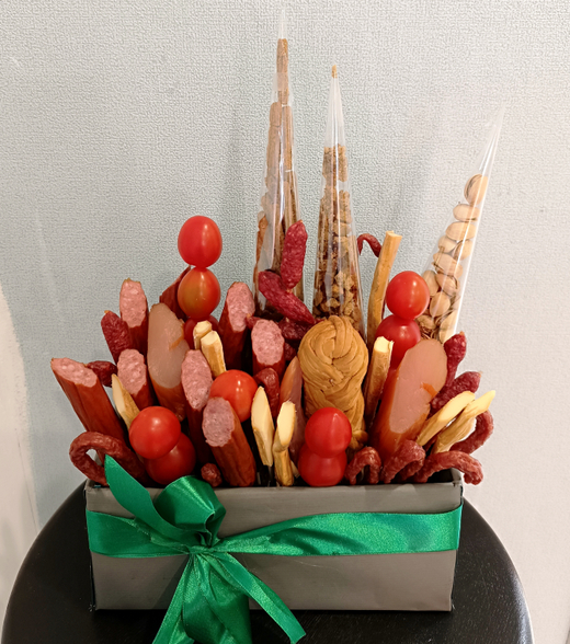 Коробочка конверт с колбасками, сыром, сухариками
