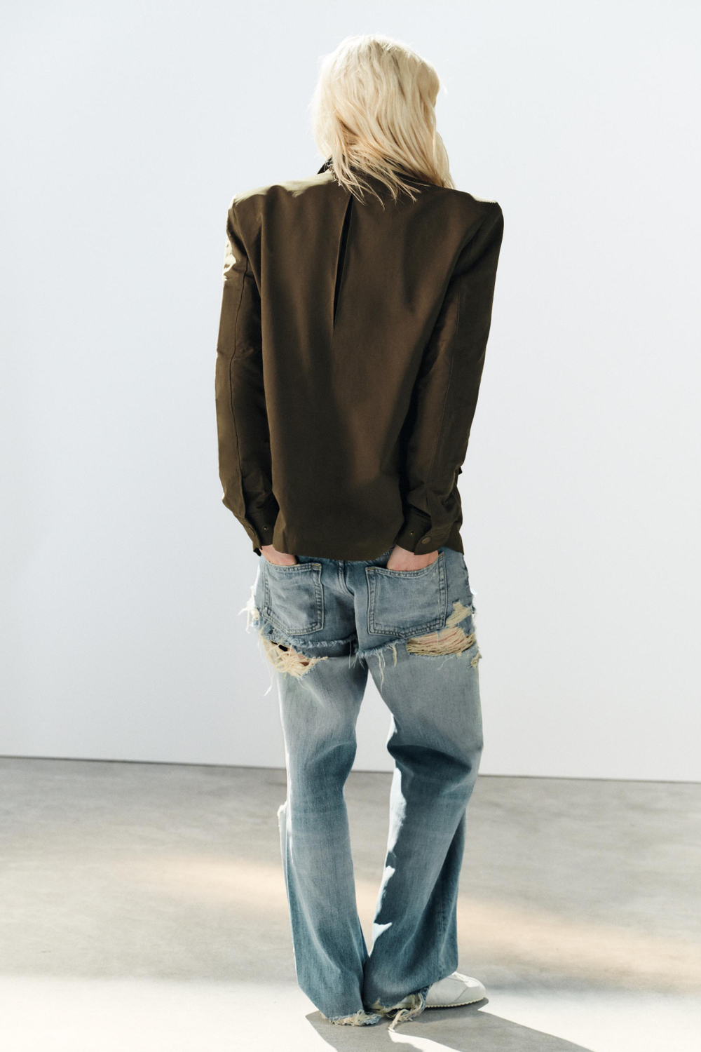 КУРТКА С ПОДПЛЕЧНИКАМИ И КАРМАНАМИ — ZARA