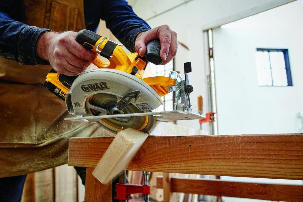 DeWALT Бесщеточная дисковая пила 184 мм, 18 В DCS570NT