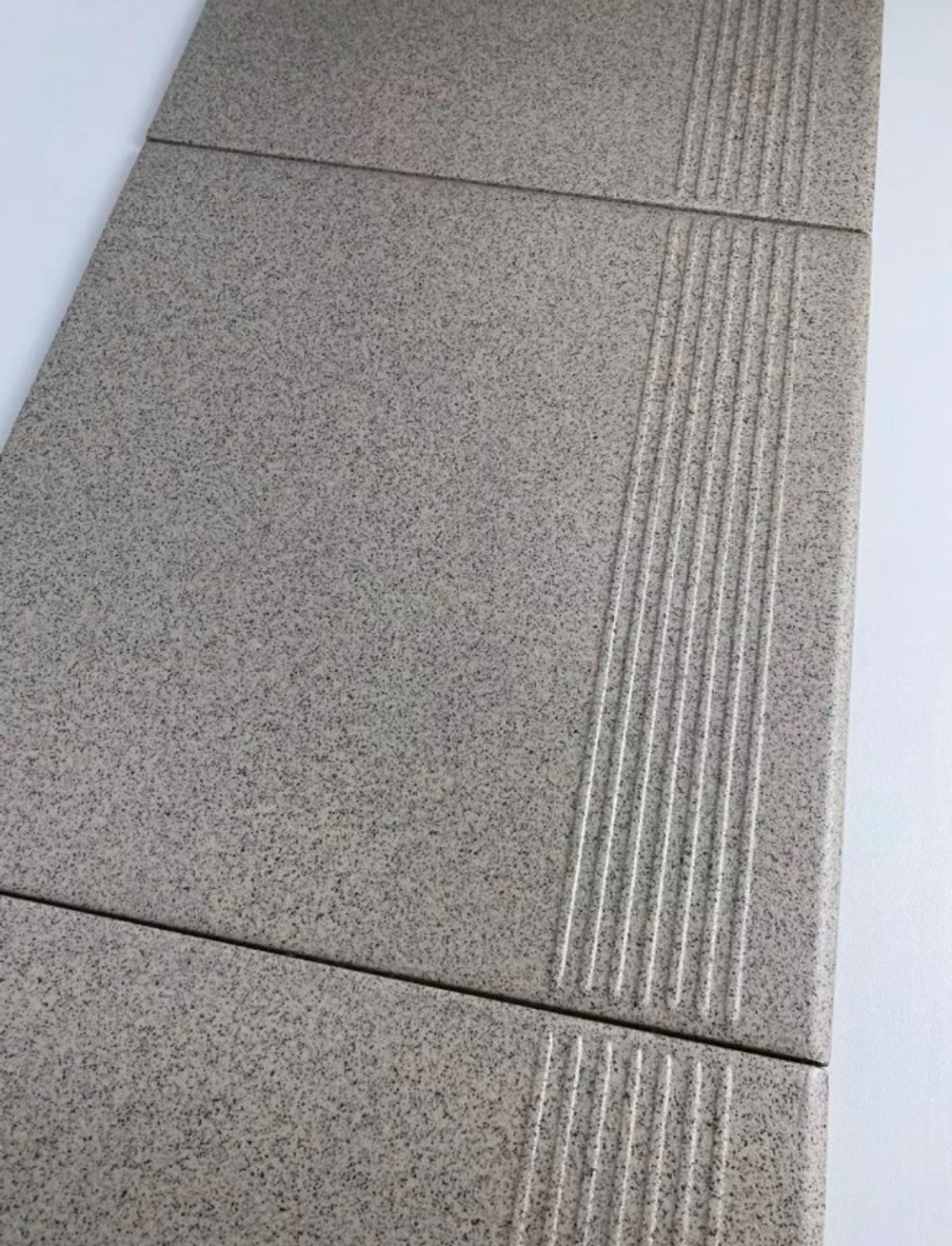 Техногрес ступени сер 300х300 (1-й сорт)