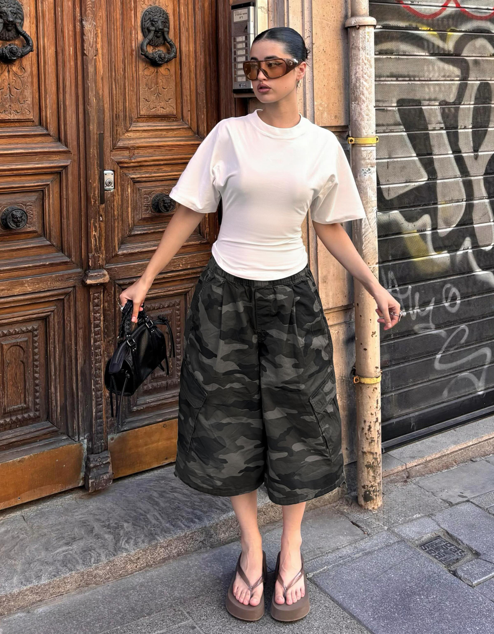 Женская футболка с корсетными деталями и короткими рукавами - BERSHKA