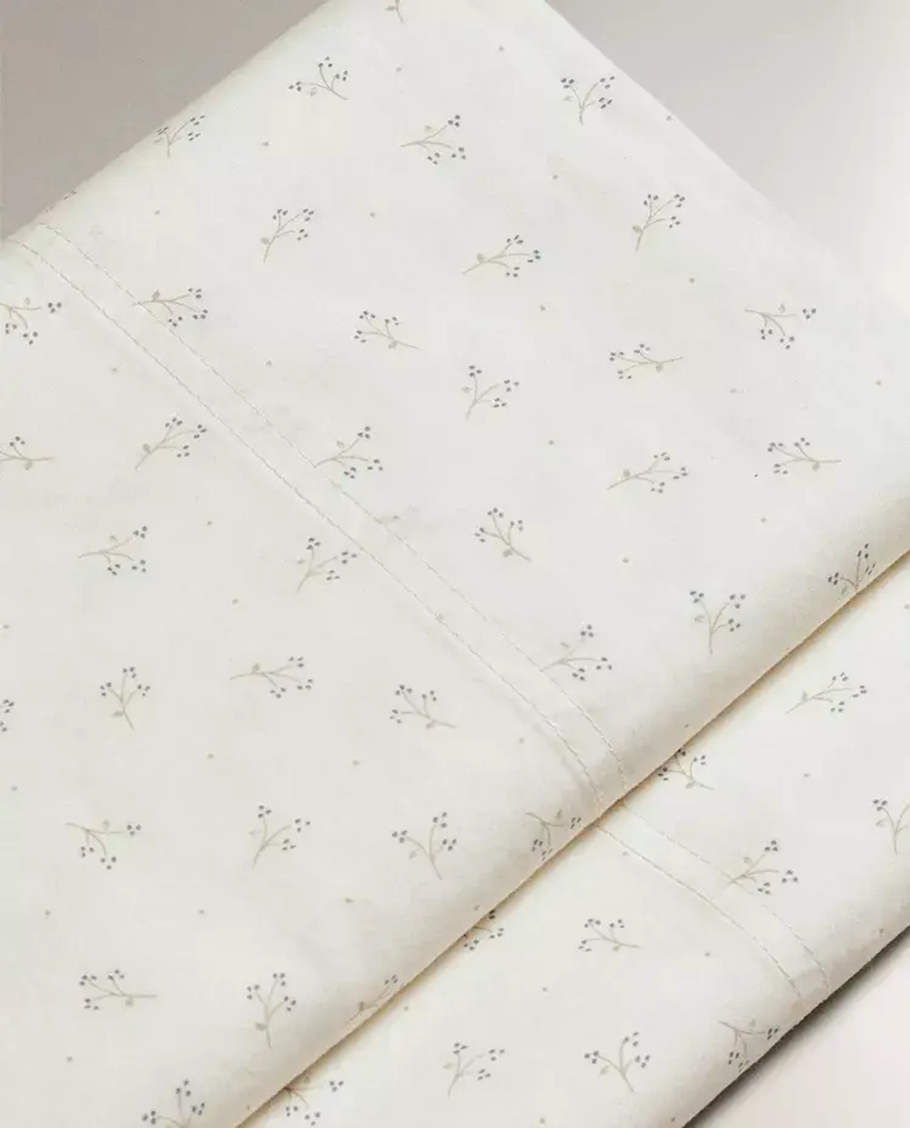 ZARA HOME ДЕТСКАЯ ПРОСТЫНЯ С ЦВЕТОЧНЫМ ПРИНТОМ, СИНИЙ