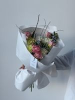 Букет из маттиолы, форзиции, тюльпанов, диантусов и оксипеталума