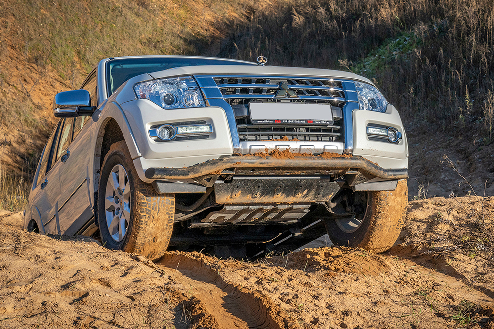 Бампер силовой передний Mitsubishi Pajero IV под площадку для лебёдки RIFPJR-30000 с защитой радиатора РИФ