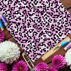 Ткань флис белый леопард с розовыми листьями