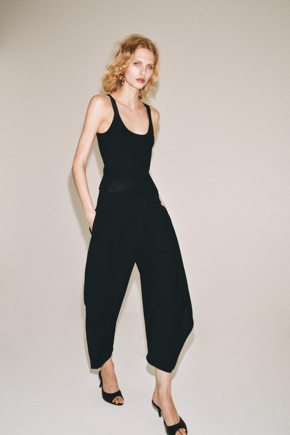 БРЮКИ С ЗАЩИПАМИ — ZW COLLECTION — ZARA