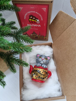 Котик в чайнике фарфоровая игрушка