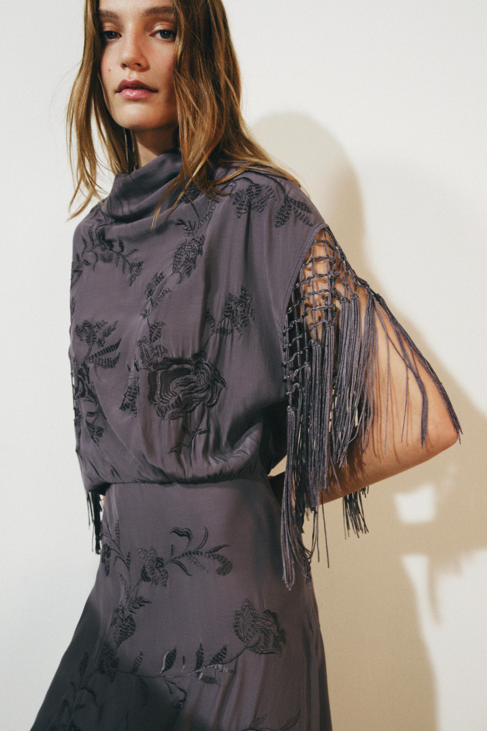 ZARA ПЛАТЬЕ С ВЫШИВКОЙ И БАХРОМОЙ — ZW COLLECTION, СИРЕНЕВЫЙ