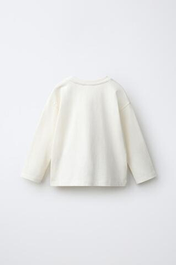 ZARA ФУТБОЛКА С ВЫШИТОЙ ДЕТАЛЬЮ, ЭКРЮ