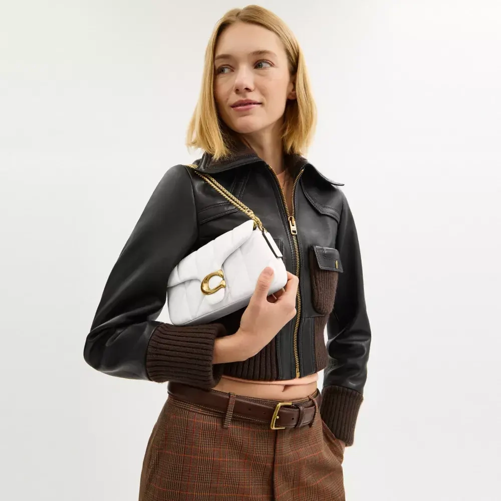 COACH СУМКА ЧЕРЕЗ ПЛЕЧО TABBY 19 С ЦЕПОЧКОЙ И СТЕЖКОЙ, БЕЛЫЙ