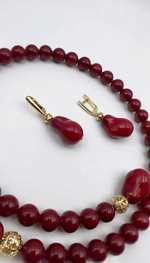 Серьги из красных барочных жемчужин каплевидной формы на английском замке, оттенок золото